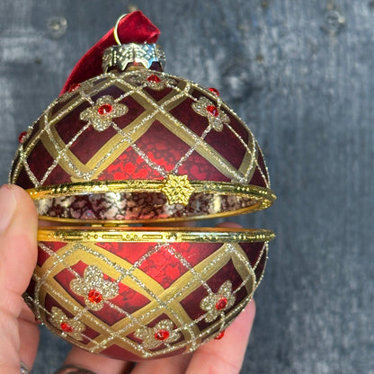 Red &amp; Gold Floral Trellis Bauble